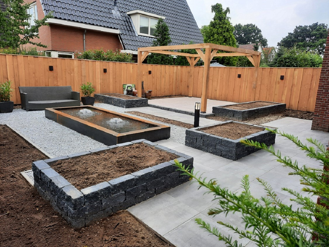 Aangelegde tuin door professional met tuinmaterialen van Weulen Kranenbarg Tuin & Erf