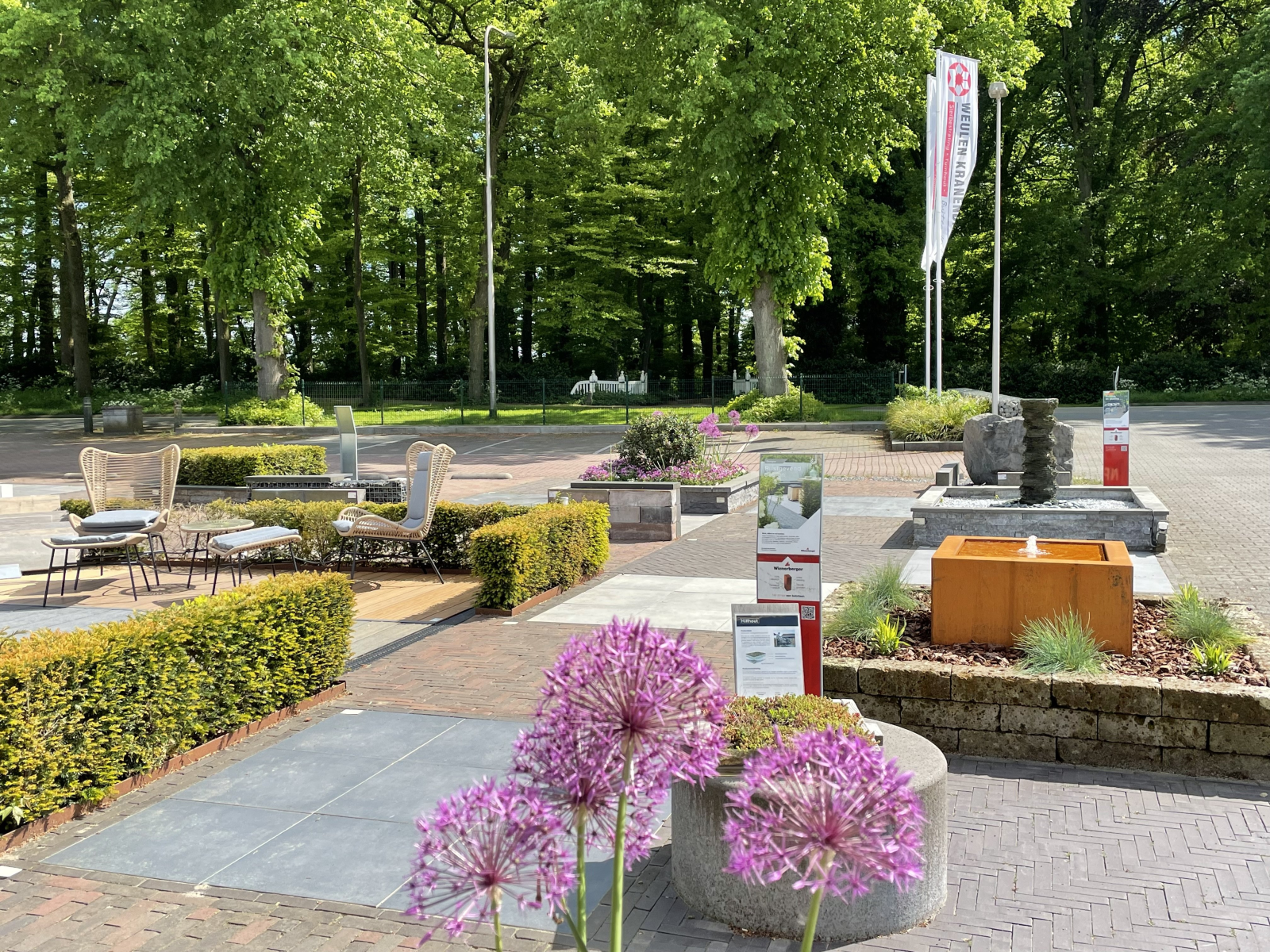 Keramische tegels, gebakken klinkers en beplanting in de showtuin van Weulen Kranenbarg in Vorden